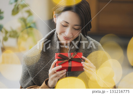 プレゼントを持つミドル女性 プレゼントを持つミドル女性 131216775