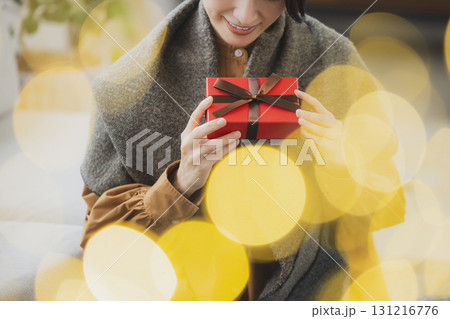 プレゼントを持つミドル女性 131216776