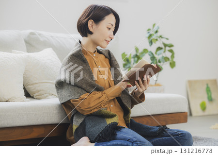 プレゼントを持つミドル女性 131216778