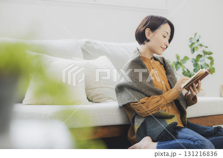 ソファで読書をする女性 ソファで読書をする女性 131216836