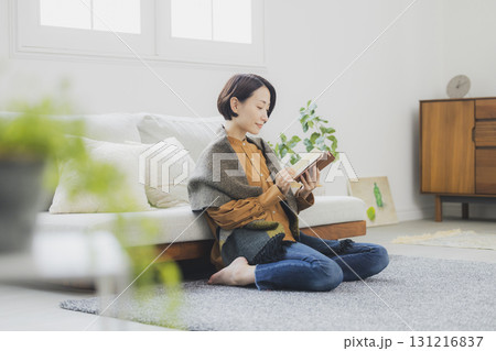 ソファで読書をする女性 ソファで読書をする女性 131216837