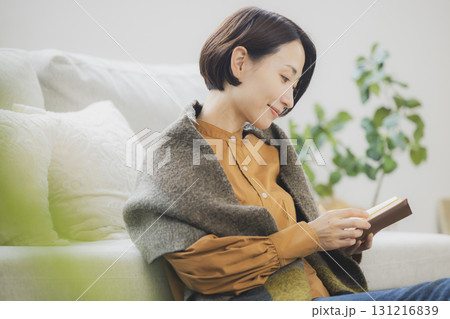 ソファで読書をする女性 131216839