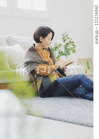 ソファで読書をする女性 131216842