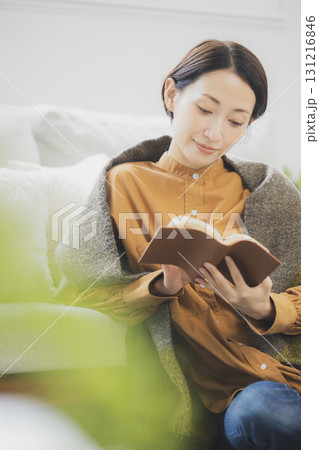 ソファで読書をする女性 131216846
