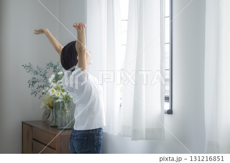 カーテンを開ける女性 131216851