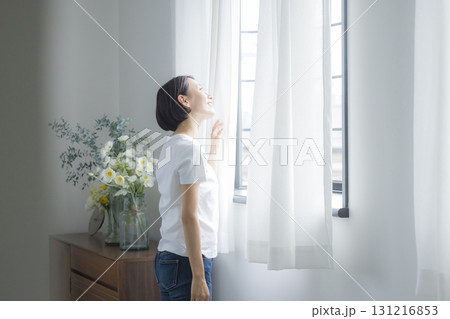 カーテンを開ける女性 131216853