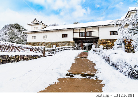 滋賀 彦根城　雪化粧した天秤櫓と廊下橋 131216881