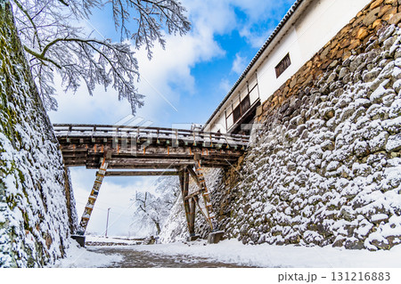 滋賀 彦根城 雪化粧した天秤櫓と廊下橋 滋賀 彦根城 雪化粧した天秤櫓と廊下橋 131216883