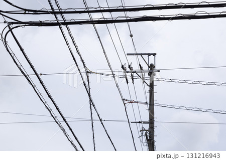電柱と送電線 131216943