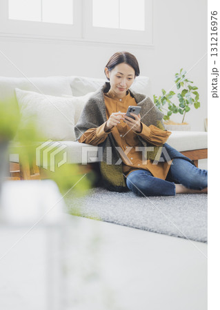 スマホを持つ女性  131216976