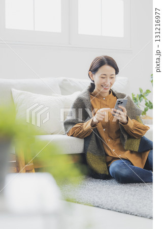 スマホを持つ女性  131216977
