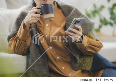 スマホを持つ女性 スマホを持つ女性 131216979