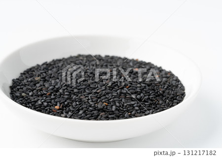 白背景にお皿に入った黒ごま（生ごま） 131217182