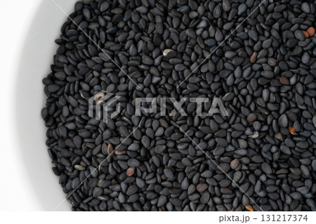 お皿に入った黒ごま(生ごま)のクローズアップ お皿に入った黒ごま(生ごま)のクローズアップ 131217374