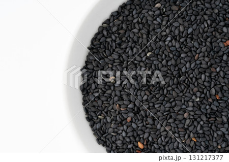 お皿に入った黒ごま(生ごま)のクローズアップ お皿に入った黒ごま(生ごま)のクローズアップ 131217377