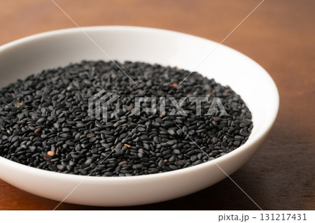 お皿に入った黒ごま(生ごま) お皿に入った黒ごま(生ごま) 131217431