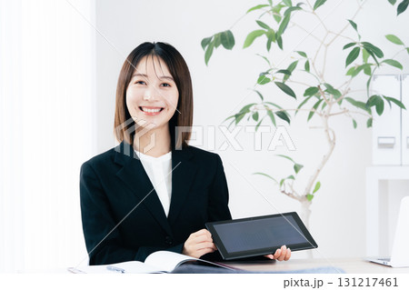 タブレットを見せるビジネスウーマン 131217461