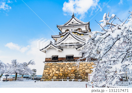滋賀 彦根城　雪化粧した天守 131217471