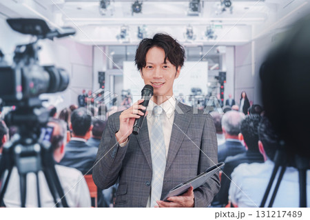 メディアが多く集まる記者会見会場で話す男性 メディアが多く集まる記者会見会場で話す男性 131217489