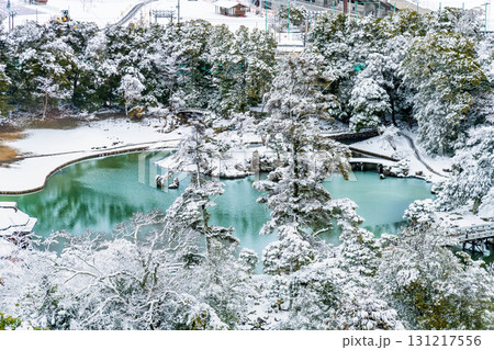 滋賀 彦根城 本丸から眺める雪化粧した玄宮園 滋賀 彦根城 本丸から眺める雪化粧した玄宮園 131217556