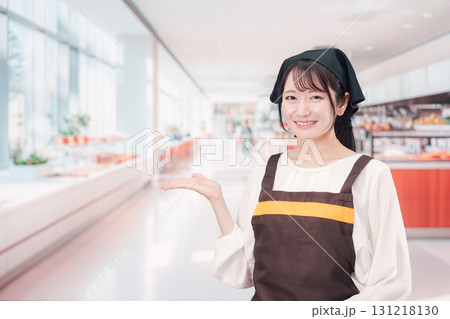社員食堂・カフェテリアで働く若い女性 社員食堂・カフェテリアで働く若い女性 131218130