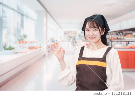 社員食堂・カフェテリアで働く若い女性 131218131