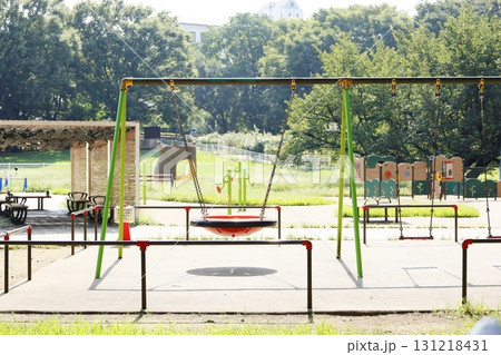 公園のブランコと遊具のある風景 131218431