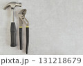 モルタル背景の工具　ハンマーとプライヤー 131218679