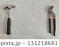 モルタル背景の工具　ハンマーとプライヤー 131218681