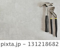 モルタル背景の工具　ハンマーとプライヤー 131218682