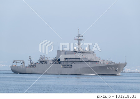 大須瀬戸を航行する海上自衛隊の敷設艦むろと 131219333