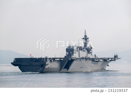 大須瀬戸を航行する海上自衛隊の護衛艦かが 大須瀬戸を航行する海上自衛隊の護衛艦かが 131219337