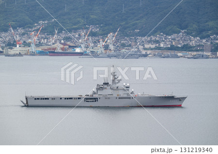 呉湾を航行する海上自衛隊の輸送艦おおすみ 呉湾を航行する海上自衛隊の輸送艦おおすみ 131219340