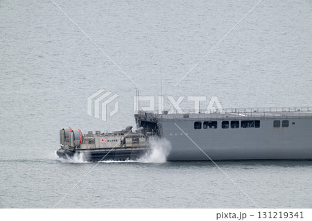 呉湾内で海上自衛隊の輸送艦おおすみ から発進するLCAC 呉湾内で海上自衛隊の輸送艦おおすみ から発進するLCAC 131219341