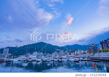 【静岡県】夕焼け空に覆われた熱海港 131219348