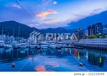 【静岡県】夕焼け空に覆われた熱海港 【静岡県】夕焼け空に覆われた熱海港 131219349