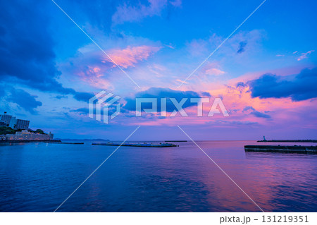 【静岡県】夕焼け空に覆われた熱海港 131219351