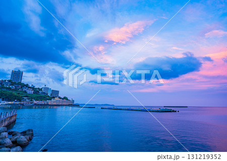 【静岡県】夕焼け空に覆われた熱海港 131219352