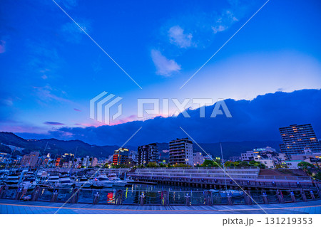 【静岡県】夕焼け空に覆われた熱海港 【静岡県】夕焼け空に覆われた熱海港 131219353