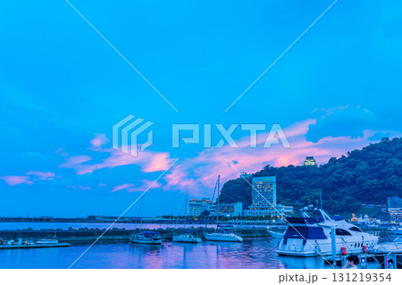 【静岡県】夕焼け空に覆われた熱海港 【静岡県】夕焼け空に覆われた熱海港 131219354