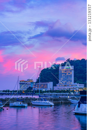 【静岡県】夕焼け空に覆われた熱海港 【静岡県】夕焼け空に覆われた熱海港 131219357