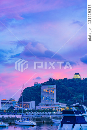 【静岡県】夕焼け空に覆われた熱海港 【静岡県】夕焼け空に覆われた熱海港 131219358