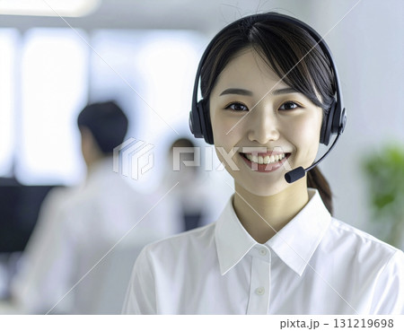 オフィスで働くコールセンターの女性オペレーター 131219698