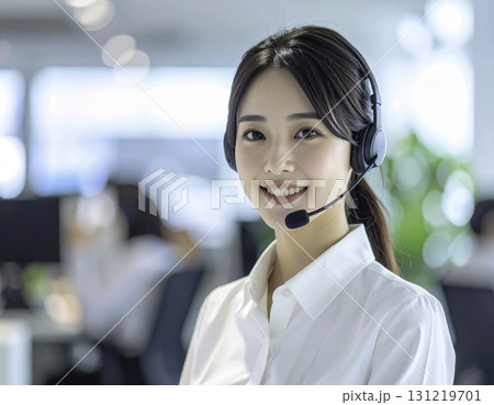 オフィスで働くコールセンターの女性オペレーター 131219701