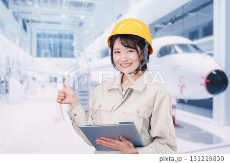 飛行機の保守点検をする女性の作業員 飛行機の保守点検をする女性の作業員 131219830