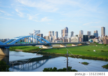 今日のはじまり - 朝の光が差し込む夏の丸子橋と武蔵小杉のタワーマンション（多摩川下流） 131219831