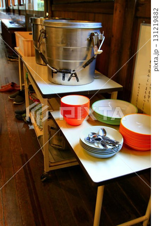 栄養管理と共に食育も大切な使命… 学校給食の配膳台 131219882