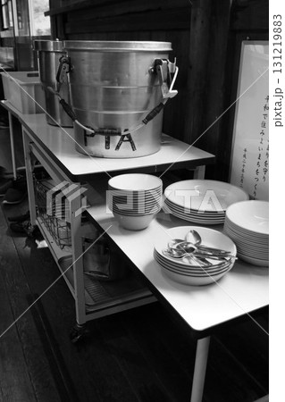 栄養管理と共に食育も大切な使命… 学校給食の配膳台 131219883