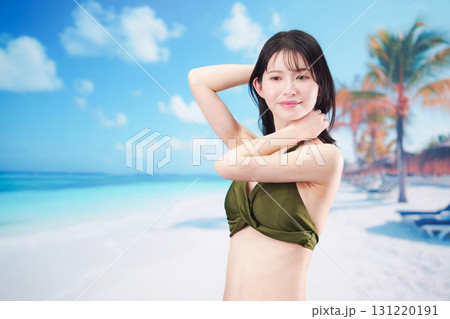真夏のビーチでポーズを決める若い女性 131220191