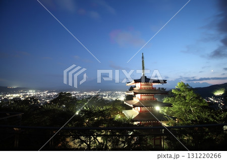 ライトアップされた五重塔と月 ライトアップされた五重塔と月 131220266